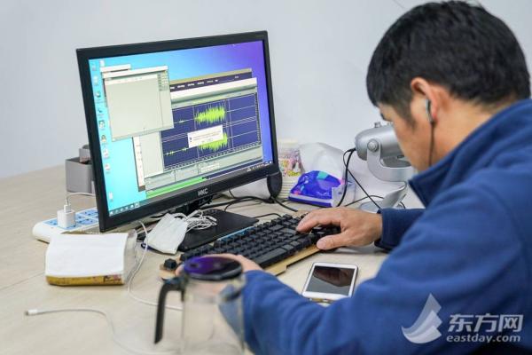 图为马寅青团队中的一员在工作